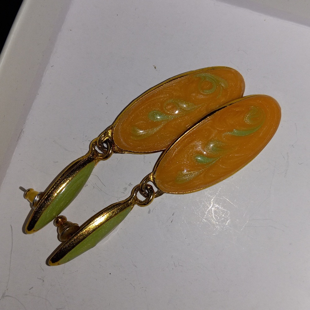 Vintage enameled pair of dangling earrings